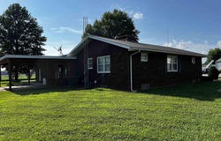 210 W 5TH Street, St Peter, IL 62880