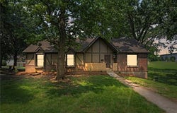 16 W Bridlespur Terrace, Kansas City, MO 64114