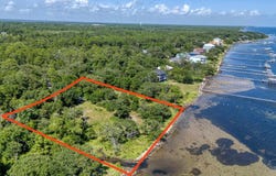 5161 Soundside Dr, Gulf Breeze, FL 32563
