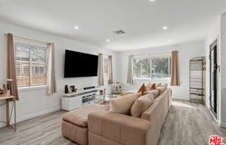 19007 Vanowen St, Reseda, CA 91335