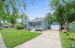 308 W 5th Ave, Lennox, SD 57039