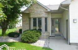 5571 Oak Hills Drive, Burlington, IA 52601