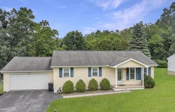 1647 Saint Francis Lane, Altoona, PA 16602