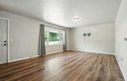 906 7th St, IA 52247