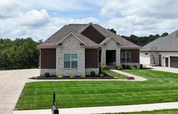 8022 Wooded Ridge Dr, Louisville, KY 40214