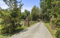 99 Reservoir Rd, Norris, TN 37828