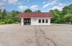 725 E Center, Ithaca, MI 48847