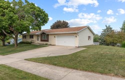 78 Summit St, Hartford, WI 53027