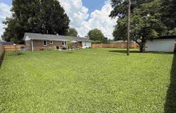 1407 Greenbrier Dr, Tuscumbia, AL 35674