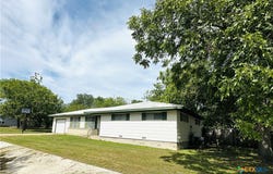 725 S Pecan, Moulton, TX 77975