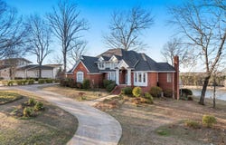 108 Holland Dr, Sheffield, AL 35660