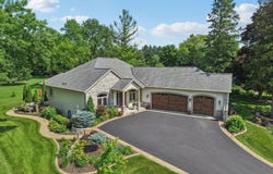 W276n1728 Spring Creek Dr, Pewaukee, WI 53072
