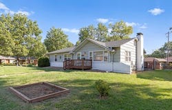 1606 NE 68TH Place, Gladstone, MO 64118