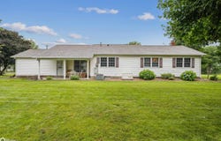 616 W Maple St, Stronghurst, IL 61480