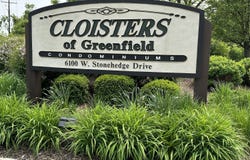 6100 W Stonehedge Dr, Greenfield, WI 53220