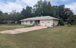 201 W Eckhart Ave, Thrall, TX 76578