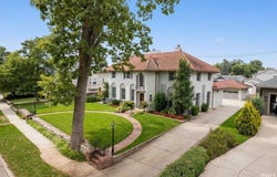 345 Edgewater Drive, Mishawaka, IN 46545-6910