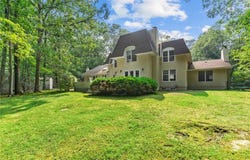 300 Country View Drive, Warwick, RI 02886