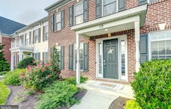 10 JAMESTOWN Square, MECHANICSBURG, PA 17050