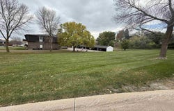 3755 Glen Oaks Blvd, Sioux City, IA 51104
