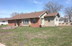 435 Garfield Ave., Farnhamville, IA 50538