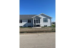 827 Vineyard Drive, Cambridge, WI 53523