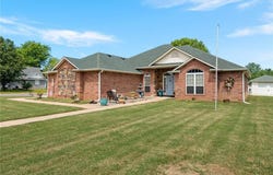 1906 Barrington DR, Lavaca, AR 72941