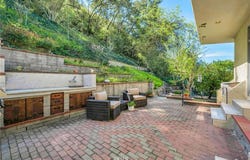 1220 Country Club Drive, Burbank, CA 91501