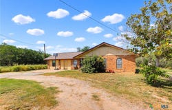 150 Fm 1303, Floresville, TX 78114