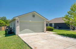 174 Falcon Dr, Luling, TX 78648