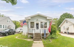 227 N Crescent Drive, Mason City, IA 50401