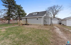307 W Oak St, Beresford, SD 57004