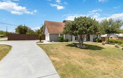 200 Sterling Browning Rd, Hollywood Park, TX 78232-1218