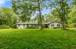 9 Midvale Ct, East Northport, NY 11731