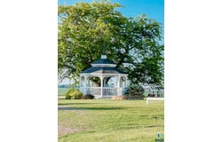 515 151st St, Luverne, MN 56156-4049