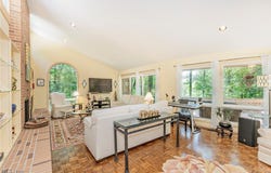 393 N Main Street, Chagrin Falls, OH 44022