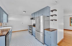 4577 N 101st St, Wauwatosa, WI 53225