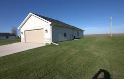 910 Sunrise Ave., Gowrie, IA 50543