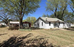 216 E 8th St, Harper, KS 67058
