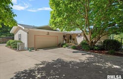 4 NIGHTINGALE Drive, Springfield, IL 62711