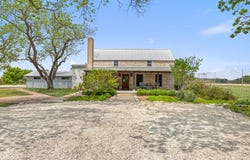 208 Danos Rd., Fredericksburg, TX 78624
