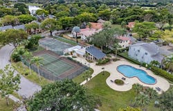 225 Wimbledon Lake Dr, Plantation, FL 33324