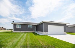 525 7th St, Phillips, NE 68865