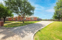 905 Hillside Circle, Justin, TX 76247