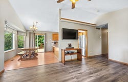 402 S Limuel St, Wichita, KS 67235-2010