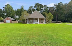 9900 Meadow Ln, Denham Springs, LA 70706
