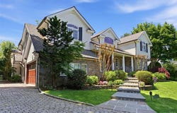 2 Shore Drive, Manhasset, NY 11030