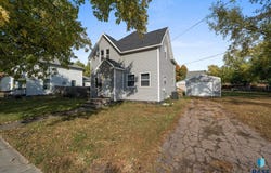 222 W 2nd St, Canton, SD 57013