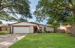 207 Hallmark Drive, Arlington, TX 76011