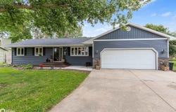 8 Williamsburg Cir, Mason City, IA 50401